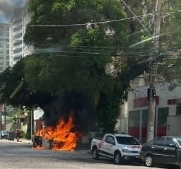 Carro pega fogo na Rua Coronel Quirino, em Campinas