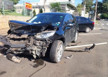 Colisão entre dois veículos ocorreu na madrugada desta quarta-feira no cruzamento das avenidas Ângelo Simões e da Saudade - Foto: Leandro Ferreira/ Hora Campinas