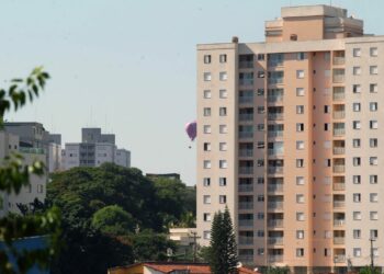 Balão na descendente próximo a edifícios do Parque Prado Fotos: Leandro Ferreira/Hora Campinas