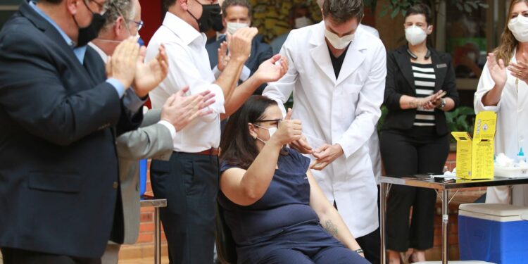 A técnica de enfermagem do Hospital de Clínicas da Unicamp, Liane Tinoco, de 48 anos, foi a primeira pessoa em Campinas a ser vacinada contra a Covid-19- Foto: Leandro Ferreira/Hora Campinas
