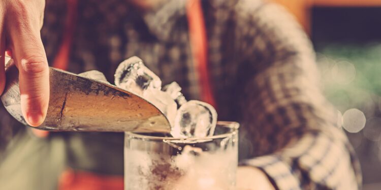 Gelo produzido com má qualidade causa risco de contaminação