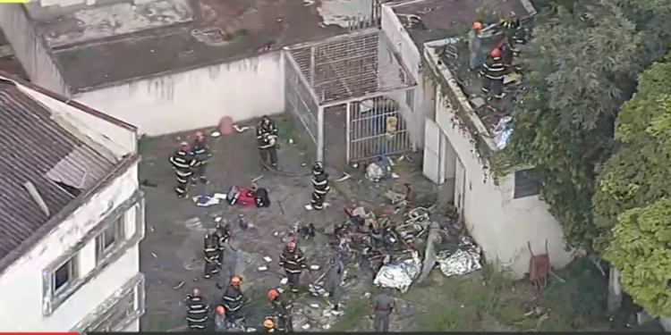 Equipes dos Bombeiros trabalham no local da queda, no bairro da Barra Funda. Foto: Reprodução