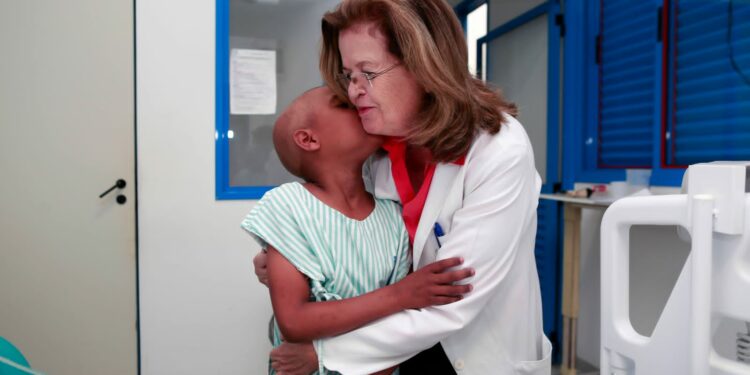 Silvia Brandalise abraça paciente do Centro Boldrini: em defesa de uma medicina humanizada Fotos: Centro Infantil Boldrini