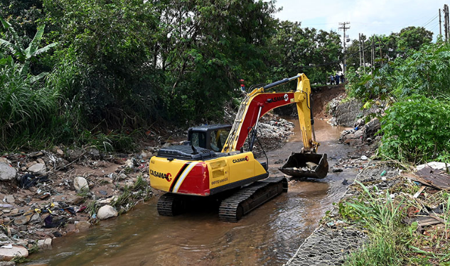 Prefeitura vai recuperar as encostas em canais de macrodrenagem que foram destruídos pelas chuvas no mês de janeiro - Foto: Carlos Bassan/Divulgação PMC