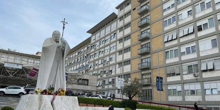 Hospital onde o papa Francisco está internado desde quarta-feira (29). Foto: Vatican News