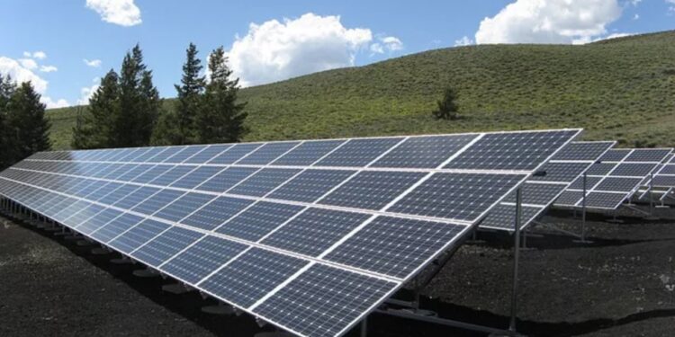 Os projetos solares fotovoltaicos proporcionam benefícios aos consumidores