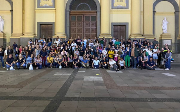 Grupo posa para foto momentos antes de iniciar visitação à Catedral Metropolitana de Campinas - Foto: Divulgação PMC