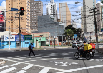 Motociclista aguarda abertura do sinal de semáforo em Campinas: decisão considera discussões em andamento no âmbito nacional - Foto: Divulgação PMC