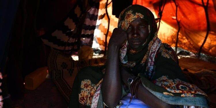 Mulher em abrigo que divide com seus filhos em um local para deslocados em Galkayo, na Somália. Foto: UNSOM/Fardosa Hussein