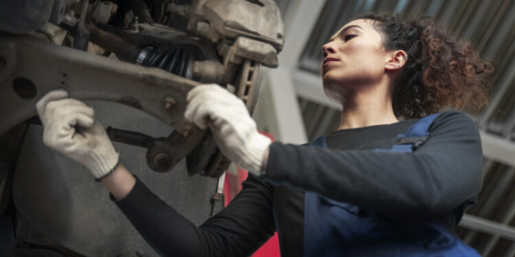 Projeto ‘Elas Podem’ promove qualificação de mulheres cis e trans em mecânica automotiva
