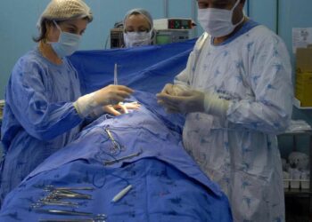 Cirurgia em hospital público: uma das mudanças dispensa aval do cônjuge para procedimento Foto: Marcello Casal Jr/Agência Brasil