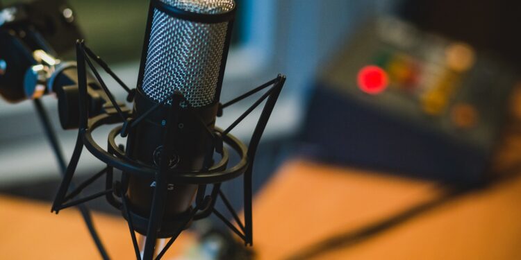 Ao longo da programação, a rádio Sindical FM também produzirá entradas ao vivo de plantões de notícias, as chamadas “Quentinhas” Foto: Pixabay/Divulgação
