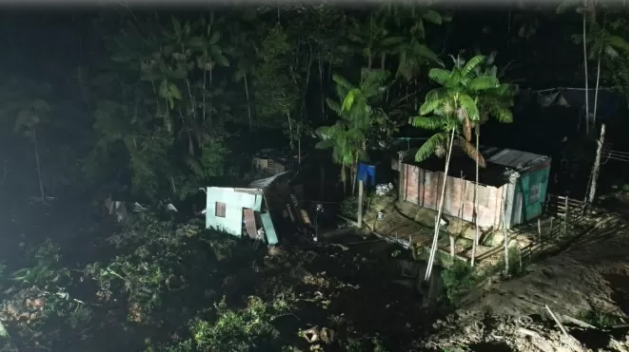 Desabamento causado pelas chuvas deixa oito mortos em Manaus