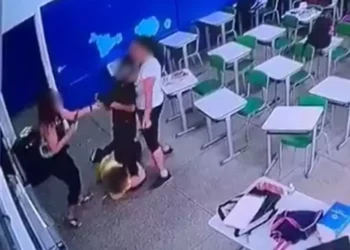 Momento em que a professora imobiliza o agressor, que é desarmado por outra professora. Foto: Reprodução