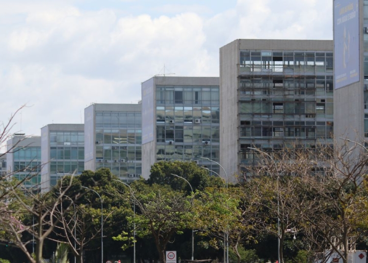 Governo envia projeto de lei de reajuste de 9% a servidores federais