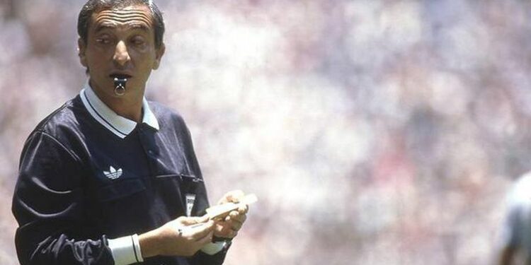Romualdo Arppi Filho apitou a final da Copa do Mundo do México (1986), na qual a Argentina conquistou o bicampeonato ao vencer a Alemanha por 3 a 2 -Foto: Arquivo Pessoal/CBF