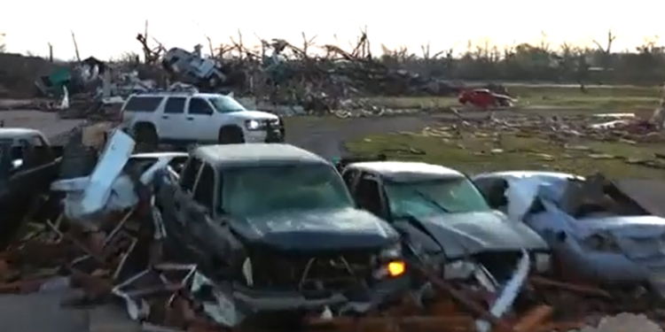 Destruição causada pelo tornado, que permaneceu em solo por cerca de uma hora. Foto: Reprodução