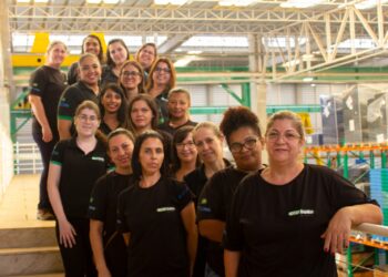 Funcionárias da Ecoboxes: força feminina na indústria - Foto: Divulgação