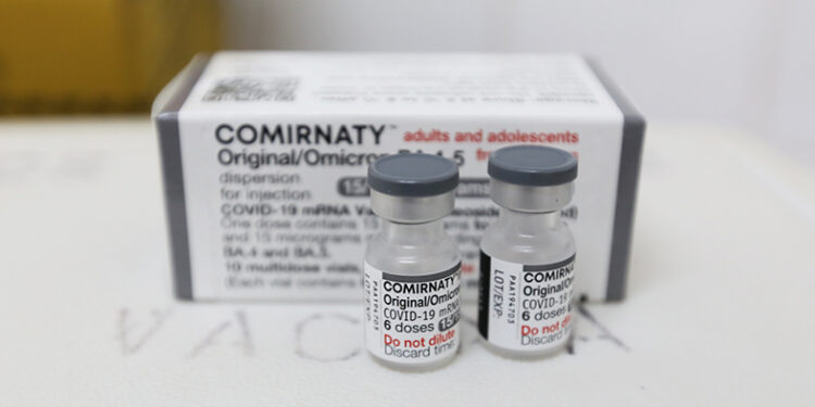 As vacinas Pfizer bivalentes contam com cepas atuais contra o coronavírus, incluindo a proteção contra a variante Ômicron. Foto: Divulgação