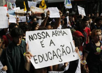 Estudantes secundaristas protestam pedindo a revogação do Novo Ensino Médio, na Avenida Paulista. Foto: Fernando Frazão/Agência Brasil