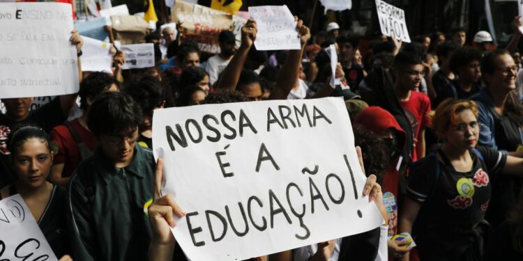 Estudantes secundaristas protestam pedindo a revogação do Novo Ensino Médio, na Avenida Paulista. Foto: Fernando Frazão/Agência Brasil