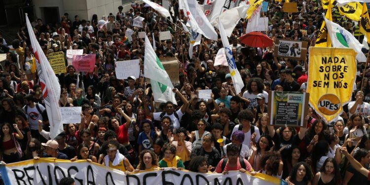 Estudantes secundaristas protestam nas ruas de São Paulo pedindo a revogação do Novo Ensino Médio -  Foto: Fernando Frazão/Agência Brasil