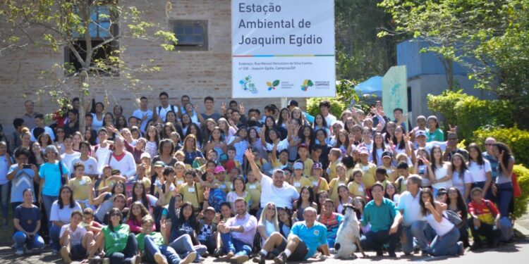 Participantes de atividade de educação ambiental posam para foto em Joaquim Egídio. Foto: Arquivo/PMC