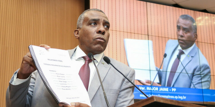 Major Jaime exibe o relatório apresentado nesta terça-feira à CPI da Câmara de Campinas. Foto: Divulgação