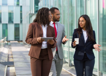 Quer crescer na carreira? Fale inglês! – por Karine Camuci