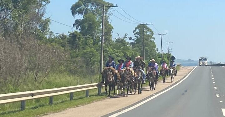 Grupo de romeiros no acostamento da rodovia Marechal Rondon segue em direção a Pirapora do Bom Jesus. Fotos: Divulgação