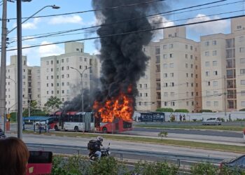As chamas destruíram totalmente o coletivo que fazia a ligação com o Centro. Fotos: Redes Sociais