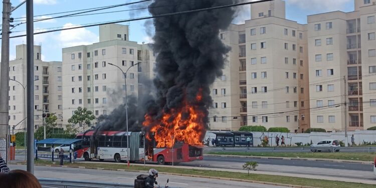 As chamas destruíram totalmente o coletivo que fazia a ligação com o Centro. Fotos: Redes Sociais
