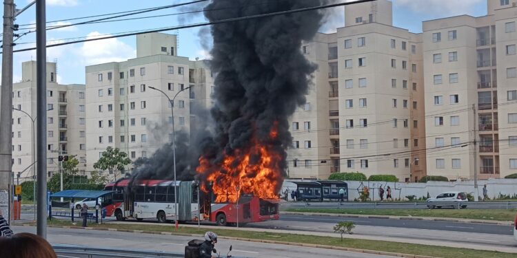 Ônibus da linha 224 pega fogo em frente ao Shopping Unimart