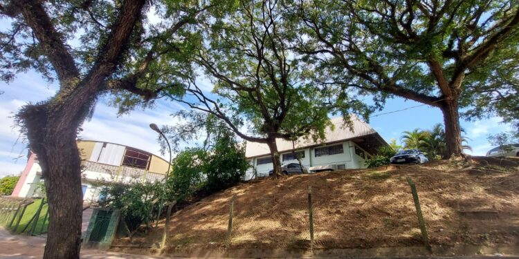 Projeto polêmico cria rua que “atravessa” escola em Vinhedo