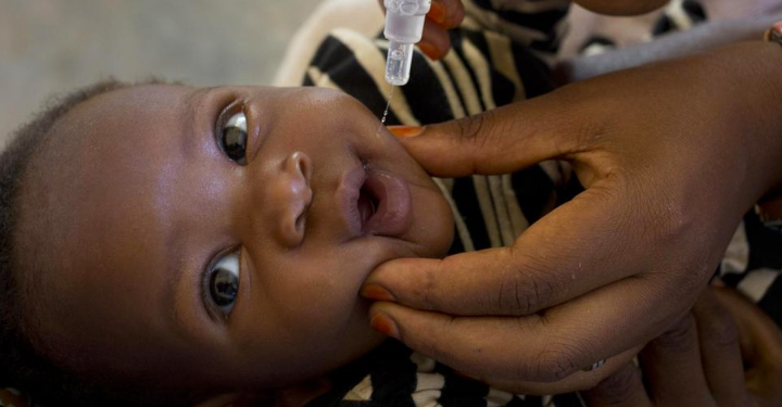Criança recebe uma vacina contra a poliomielite no Burundi. Foto: Unicef Burundi/Arquivo