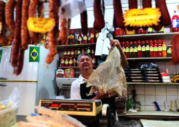 No Mercadão de Campinas, o vendedor exibe a peça do bacalhau - Foto: Leandro Ferreira/Hora Campinas