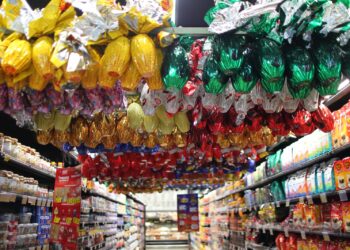 Supermercado com o varal cheio de ovos de Páscoa: É muito possível que haja promoção em muitos deles neste sábado - e também em franquias de marca de chocolate Fotos: Leandro Ferreira/Hora Campinas