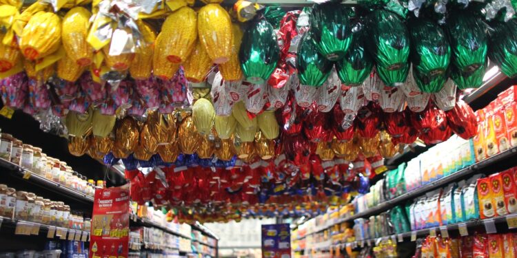 Supermercado com o varal cheio de ovos de Páscoa: É muito possível que haja promoção em muitos deles neste sábado - e também em franquias de marca de chocolate Fotos: Leandro Ferreira/Hora Campinas