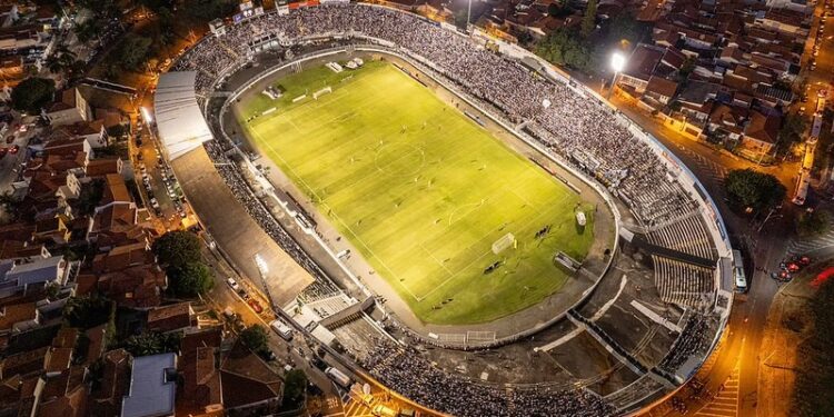 Imagem aérea do Estádio Moisés Lucarreli em jogo noturno na A2: casa da Macaca estará lotada na partida desta tarde Foto: Ponte Press