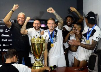O técnico Hélio dos Anjos comemora 
a conquista junto com jogadores da Ponte - Foto: Marcos Ribolli/Especial Ponte Press
