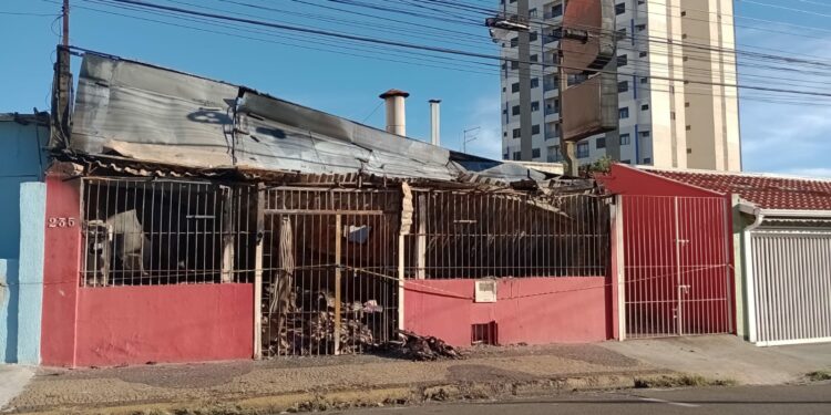 Prédio destruído pelo incêndio no último final de semana: restaurante ficava na Rua Erasmo Braga, no Bonfim Foto: Marcelo Villa/Divulgação