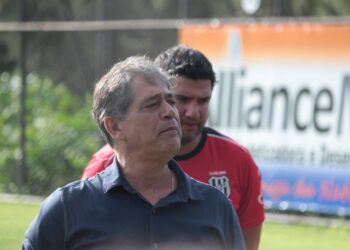 O presidente Marco Antônio Eberlin nomeou Felipe Moreira (ao fundo) como treinador interino da Ponte Preta. Foto: Diego Almeida/Ponte Press