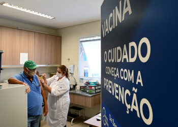 A vacina bivalente está disponível em todos os centros de saúde, sem necessidade de agendamento. Foto: Carlos Bassan/PMC