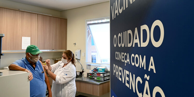A vacina bivalente não está disponível em nenhum centro de saúde de Campinas. Foto: Carlos Bassan/PMC