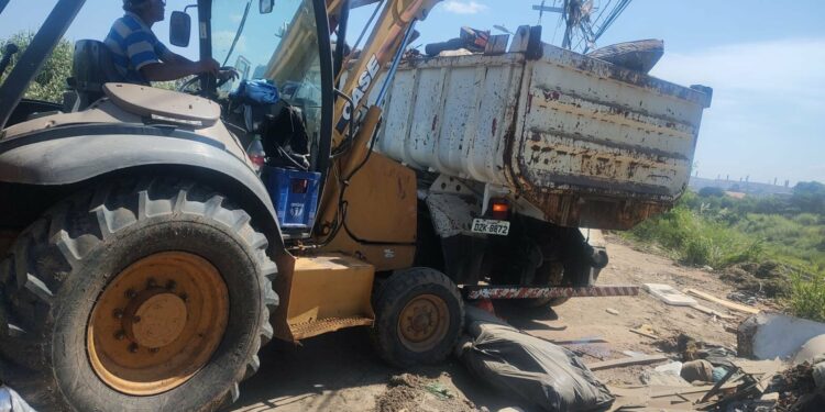 Equipes com caminhões e retroescavadeiras trabalham na região do Ouro Verde: recolhimento até de animais mortos e carcaças Foto: Divulgação
