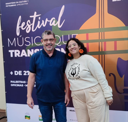 Pietra Ribeiro e Luiz Pedro Simoni, coordenador do Canarinhos da Terra - Foto: Divulgação