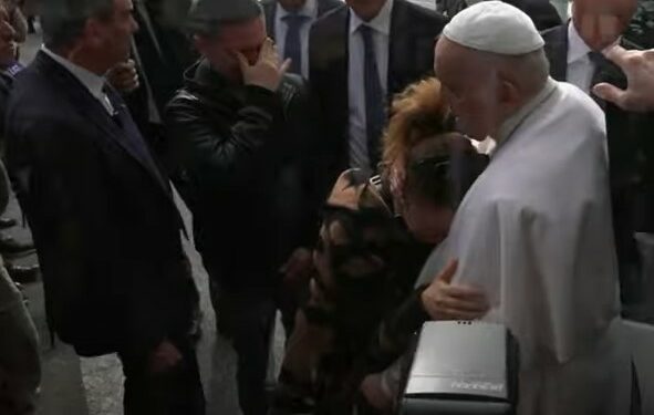 O Papa Francisco abraça mulher após deixar o hospital Foto: Reprodução