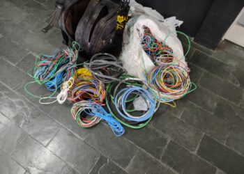 Homem carregava sacos com cerca de 50kg de fios furtados. Foto: Divulgação