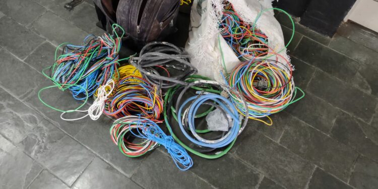 Homem carregava sacos com cerca de 50kg de fios furtados. Foto: Divulgação