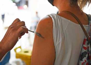 Imunizante está disponível em todos os centros de saúde para pessoas a partir de 18 anos - Foto: Eduardo Lopes/Divulgação PMC